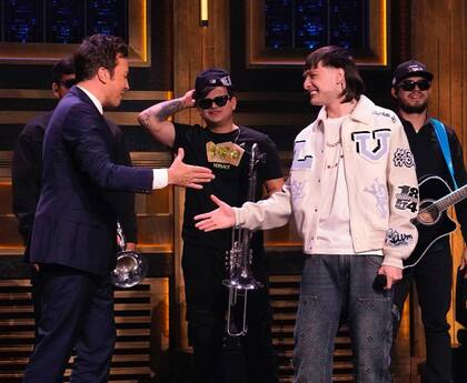 El mexicano Peso Pluma presentó su sencillo "Ella baila sola" en “The Tonight Show Starring Jimmy Fallon”