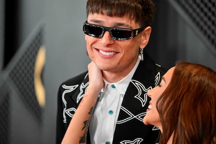 El mexicano Peso Pluma y la argentina Nicki Nicole lucieron muy sonrientes durante la alfombra roja de los Grammy