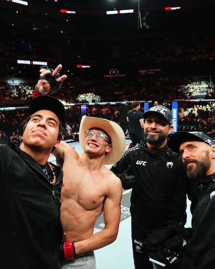 El mexicano Santiago Luna celebra con su equipo la victoria en tres rounds ante Ángel Pacheco