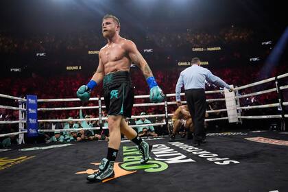 El mexicano Saúl "Canelo" Álvarez se aleja a su esquina luego de derribar a Jaime Munguía en una pelea por el título de los supermedianos en Las Vegas, el 4 de mayo de 2024