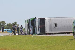 Ruta 2. El chofer culpó del accidente al supuesto mal estado del camino