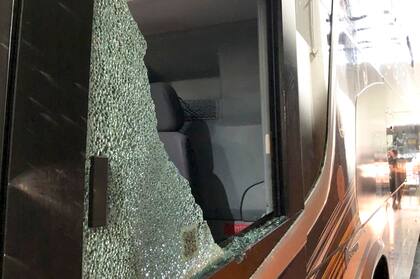 El micro de Boca agredido