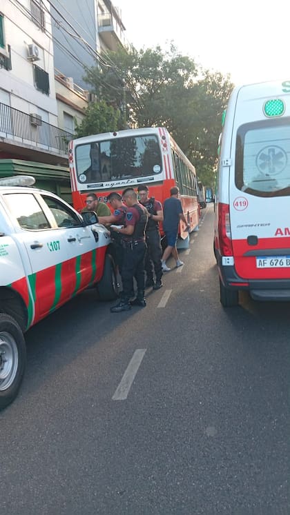 El micro de escolares que previamente chocó con el auto negro