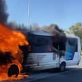 Se incendió un micro de la Policía Bonaerense en la autopista Dellepiane