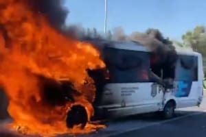 Se incendió un micro de la Policía Bonaerense en la autopista Dellepiane