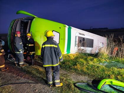 El micro de larga distancia que volcó en la rotonda de la Ruta Provincial 76
