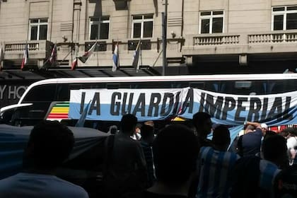El micro de Racing, con la bandera