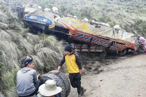 Bolivia: un micro cayó 200 metros por un barranco y dejó al menos 11 muertos y 18 heridos