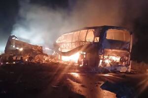 El micro en llamas tras el accidente