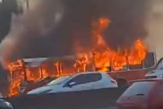 El momento en que un micro escolar se prendió fuego en medio del caos de tránsito de la Panamericana