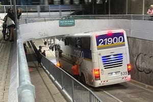 Un micro que llevaba a hinchas de Chaco for Ever quedó incrustado en un paso bajo nivel de Banfield