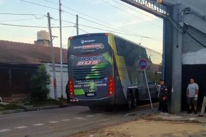 El micro que transportaba al plantel de Colón desde Sarandí a Santa Fe fue apedreado a la altura de Rosario, aunque no hubo heridos.