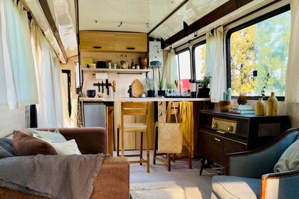El micro tiene cocina, baño, cama doble y hasta living con sillones