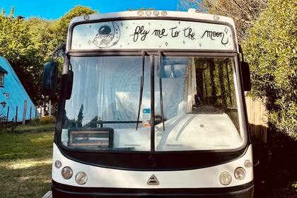 El micro tiene la letra de la canción de Frank Sinatra "Fly Me to the Moon" que su mamá le cantaba cuando era chico