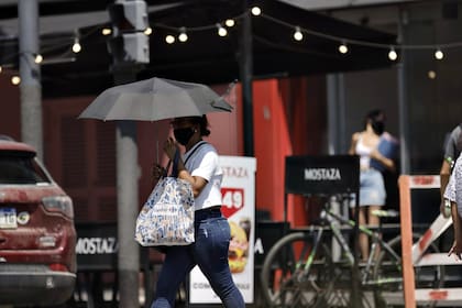 El microcentro de la ciudad de Buenos Aires durante la ola de calor que afecta a varias provincias