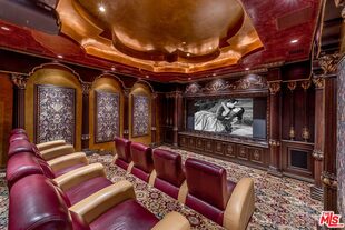 El microcine de la casa tiene capacidad para 10 personas