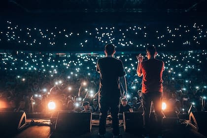El Microestadio Malvinas Argentinas se iluminó por todos los "flashes" de celular que el público encendió en la última batalla del Quinto Escalón