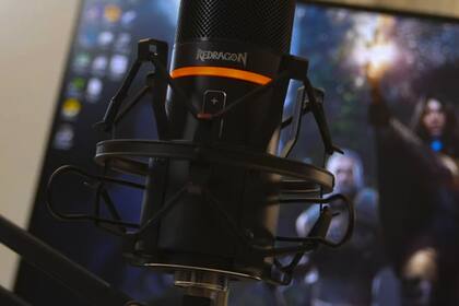 El micrófono cardioide Blazar GM300 viene con la araña que neutraliza las vibraciones de la mesa