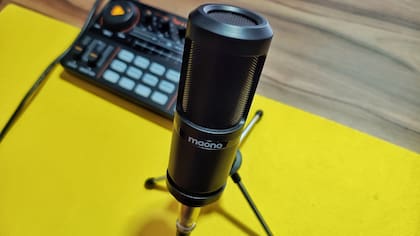 El micrófono con trípode y conexión XLR de Maono