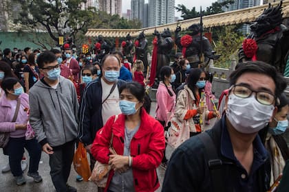 El miedo a la enfermedad no impidió sin embargo que la gente acudiese a los templos, aunque muchos lo hicieron protegidos con máscaras sobre la boca