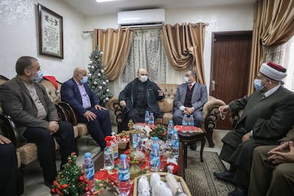 El miembro de la Oficina de Relaciones Internacionales de Hamas, Basem Naim, Subsecretario del Ministerio del Interior de Palestina, Tevfik Ebu Naim y portavoz Hazim Kasim se reúne con el sacerdote Gabriel Romanelli en la Iglesia del Monasterio Latino para felicitar a los cristianos el día de Navidad