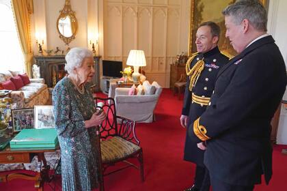 El miércoles 16 de febrero, Isabel II recibió en Windsor al nuevo secretario de Defensa, el general Eldon Millar, y al contraalmirante James Macleod, ayudándose con un bastón. “Como pueden ver, no me puedo mover”. Fue la primera vez  que reconoció su fragilidad públicamente.