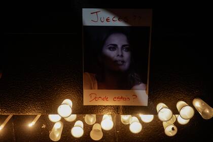 El miércoles pasado hubo una marcha frente a la residencia del cirujano Aníbal Lotocki por la muerte de Silvina Luna