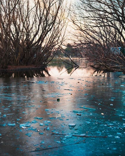 El miércoles por la mañana apareció el dique de Tandil congelado. Foto/Instagram: @tandil.turismo