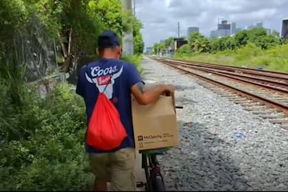 El migrante cuenta que en la calle vive en peligro constante