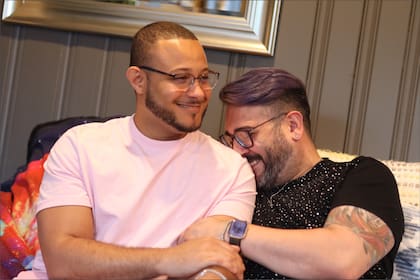 El migrante fue detenido por el ICE cuando acompañó a su esposo a una audiencia de inmigración para obtener la green card