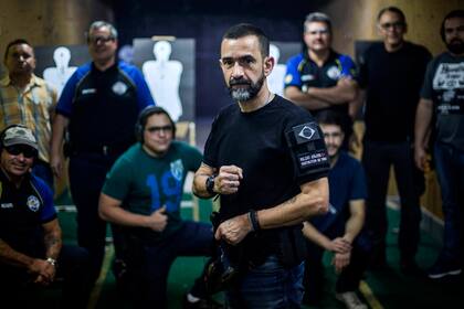 El militar de reserva brasileño Rildo Anjos durante una lección en el Calibre 12