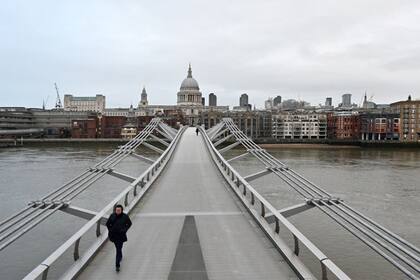 El Millenium Bridge en Londres, casi desierto, en el inicio del tercer confinamiento.