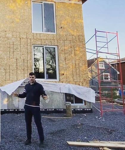 El millennial, originario de Canadá, invirtió en desarrollo inmobiliario como actividad secundaria y ahora es millonario