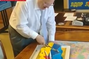 El millonario ruso Zhirinovsky, corta la torta con la forma de Ucrania