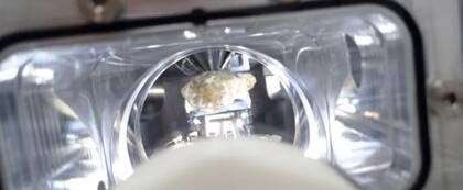 El mineral se caracteriza por su tono blanquecino.