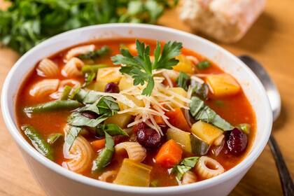 El minestrone, es la sopa ideal para elegir en la verdulería una unidad de cada verdura de estación.