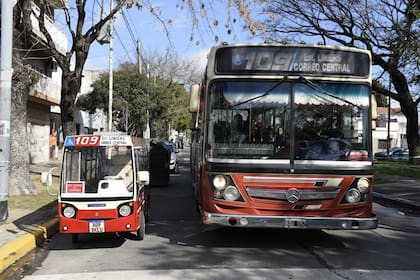 El mini colectivo de Villa Real y un coche en plena actividad cumpliendo con su recorrido por la calle Nogoyá