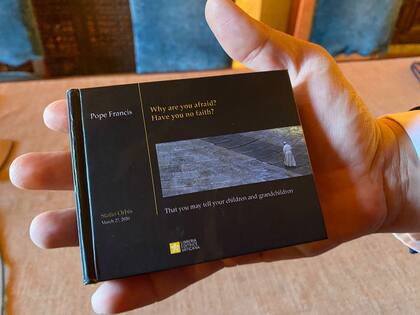 El mini libro del Papa que quedará guardado en el Polo Norte