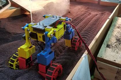 El Mini Rover tiene cuatro ruedas, asistidas por 12 motores, que además de girar puede oscilar para que el vehícula salga "gateando" de un arenal