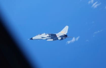 El Ministerio de Defensa de Japón captó este cazabombardero chino JH-7 cerca de un avión de inteligencia japonés YS-11EB el 9 de julio de 2025, sobre el Mar de China Oriental