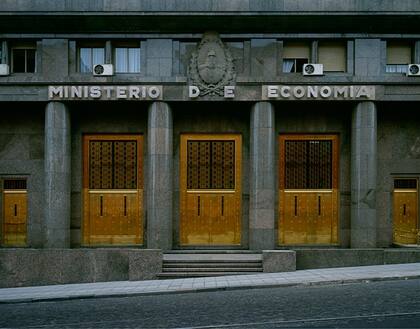 El Ministerio de Economía, los Tribunales de Comodoro Py y la Casa de la Moneda son algunos de los edificios públicos que Porter fotografió con cámara de gran formato los domingos y feriados muy temprano, cuando estaba nublado, para que las tomas tuvieran la misma luz y no hubiera personas.