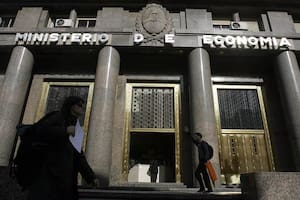 El Gobierno canjeó el 60% de una letra por vencer a fin de mes y la pasó a fin de junio