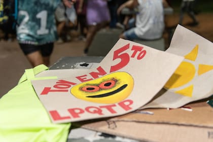 El Ministerio de Educación de la Ciudad de Buenos Aires estableció desde el año pasado una nueva normativa para el inicio del ciclo lectivo en el nivel secundario, donde se computa una falta a los alumnos que lleguen “en condiciones inapropiadas” a la escuela