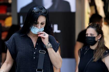 El Ministerio de Salud israelí volvió a imponer el requisito de que las máscaras se usen en lugares públicos cerrados luego de un aumento en los casos de Covid desde que se eliminó hace 10 días