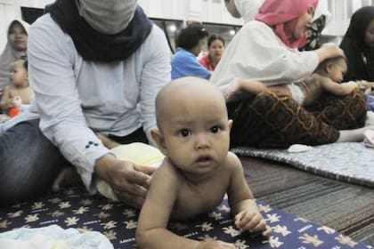 El Ministerio de Sanidad de Indonesia ha organizado actos de masaje para bebés con el fin de mejorar su salud