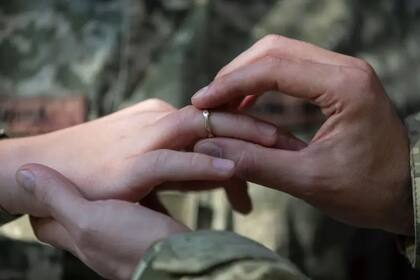 El ministerio de Transformación Digital de Ucrania añadió a la aplicación móvil una función para celebrar matrimonios en línea en 2024, que podía ser especialmente útil para el personal militar.