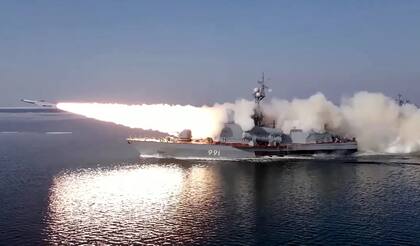 El ministerio ruso de Defensa anunció el martes que su fuerza naval disparó misiles antibuque contra un blanco simulado en el mar de Japón durante unos ejercicios militares. ( Handout / Russian Defence Ministry / AFP) 