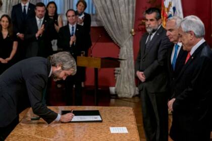 El ministro Blumel asumió el cargo a finales de octubre, tras el recambio ministerial ordenado por Piñera