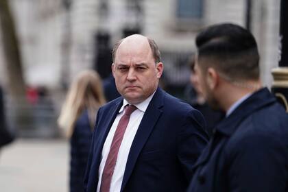 El ministro británico de Defensa, Ben Wallace, sale de su oficina en Whitehall, Londres, el 25 de abril de 2023. (Jordan Pettitt/PA vía AP)