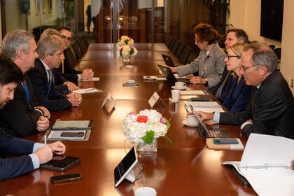 El ministro Caputo con representantes del Banco Mundial